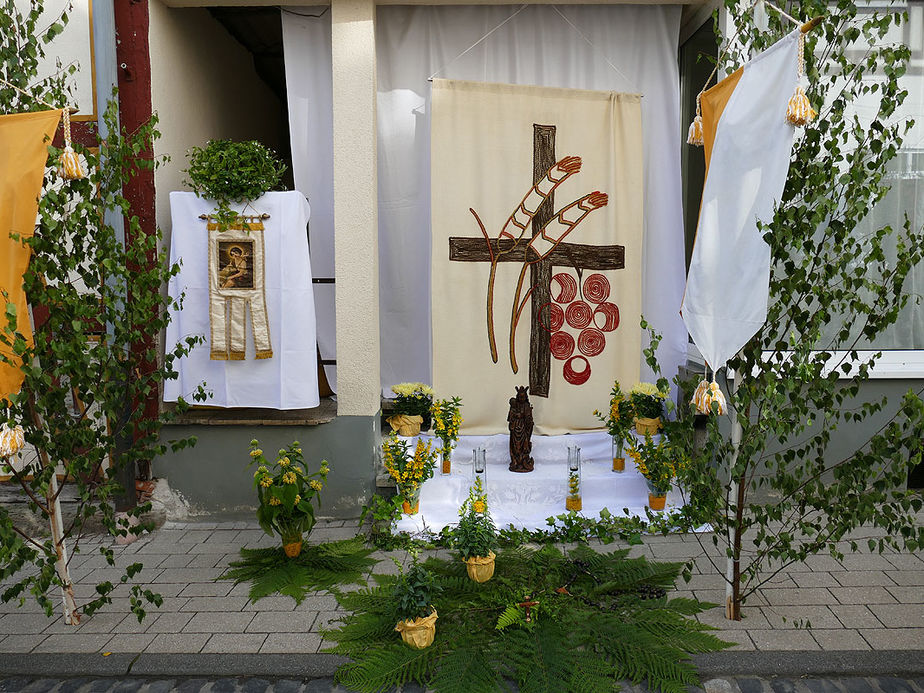 Fronleichnamsaltäre in den Naumburger Straßen (Foto: Karl-Franz Thiede)